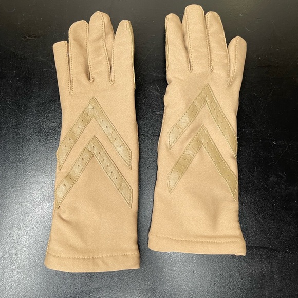 Vintage Women Isotoner Gloves. Tan With Leather Trimmings. One Size. - Picture 1 of 5